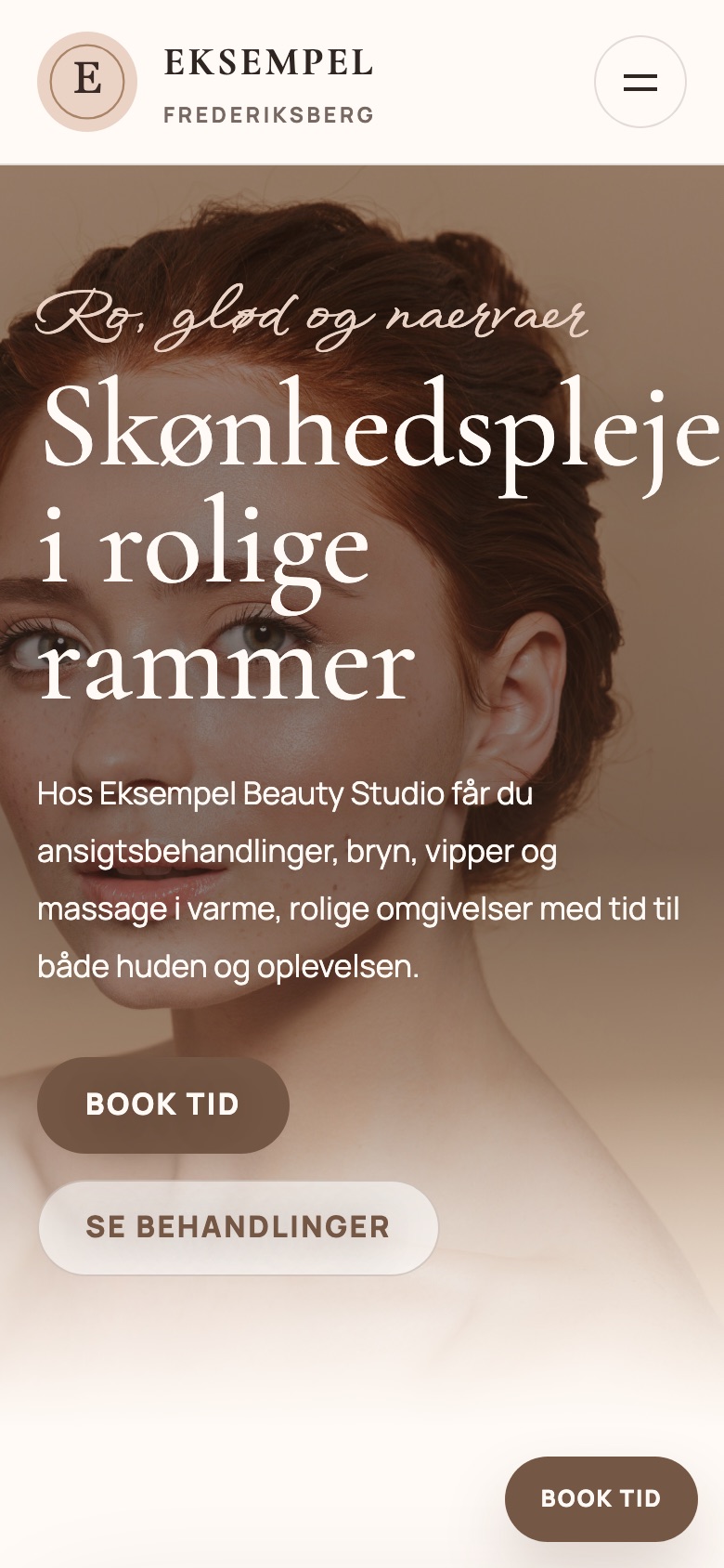 Klinikhjemmeside vist på mobil med tydelig bookingknap
